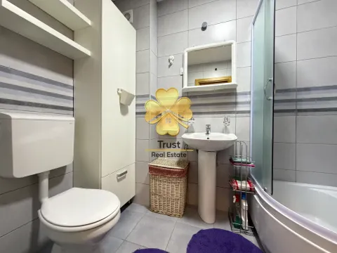 Manje kupatilo sa sanitarijama, umivaonikom, ogledalom i tuš kabinom. - image 8