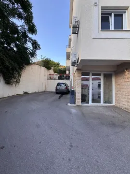Spoljašnji dio zgrade sa parkingom i ulazom. - image 17