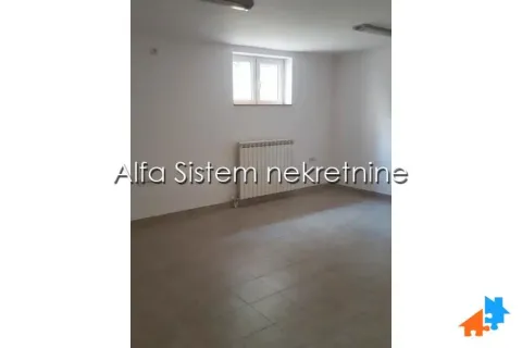 Prazna prostorija sa belim zidovima, pločicama na podu i radijatorom. - image 11