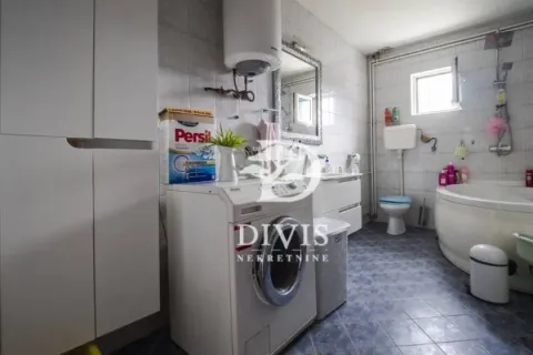 Kupatilo opremljeno kadom, umivaonikom, WC šoljom i mašinom za veš. - image 16