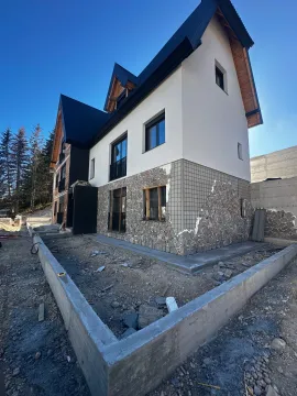 Pogled na spoljašnjost kuće u izgradnji sa kamenom fasadom i dvorištem. - image 3