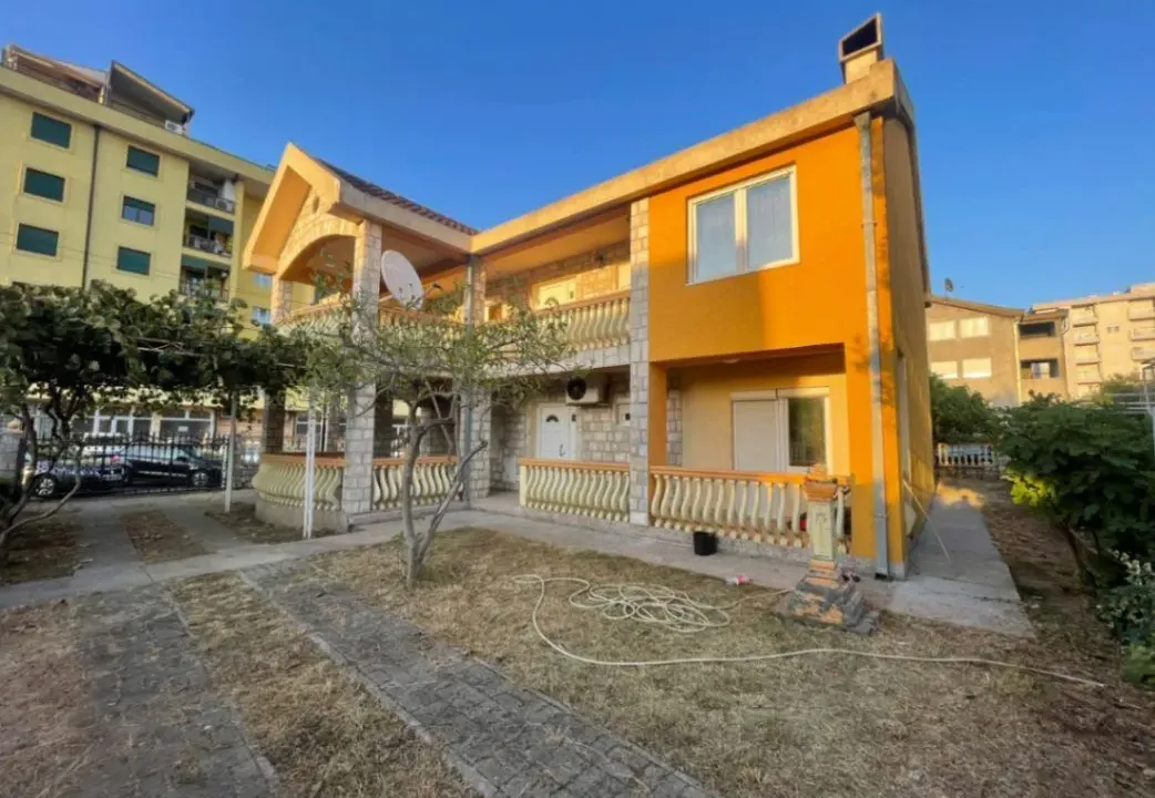 Rent, house, 250m², Stari Aerodrom, Podgorica