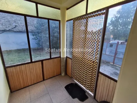 Zastakljena terasa sa pogledom na dvorište i ulaznim vratima. - image 17