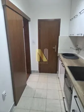 Manja kuhinja sa sudoperom, pločom za kuvanje i drvenim vratima. - image 8