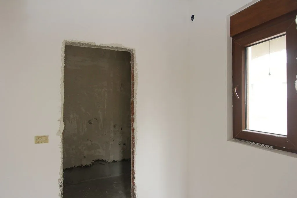 Nedovršena soba sa prozorom u fazi izgradnje.