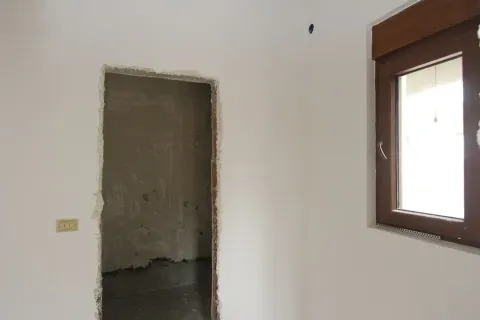 Nedovršena soba sa prozorom u fazi izgradnje. - image 7