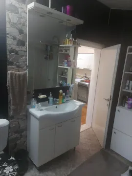 Kupatilo sa bijelim lavaboom i ogledalom. - image 10