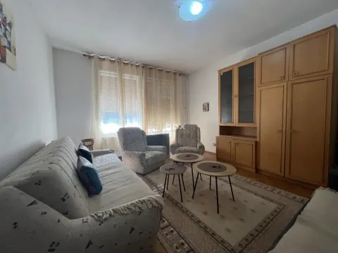 Dnevna soba sa garniturom, foteljama, stočićem i velikim ormarom. - image 2