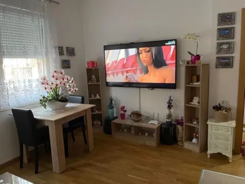 Izdavanje, jednosoban stan, 34m², Salajka, Novi Sad Sve Podlokacije