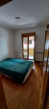 Jednostavna spavaća soba sa bračnim krevetom i izlazom na balkon. - image 29