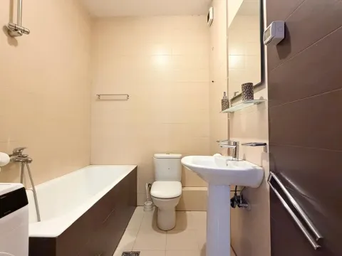 Manje kupatilo sa kadom, umivaonikom i toaletnom šoljom. - image 14
