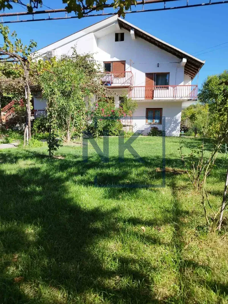 Izdavanje, trosoban stan, 130m², Tološi, Podgorica