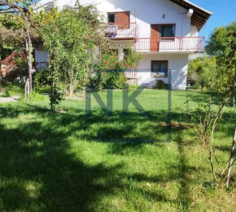 Izdavanje, trosoban stan, 130m², Tološi, Podgorica