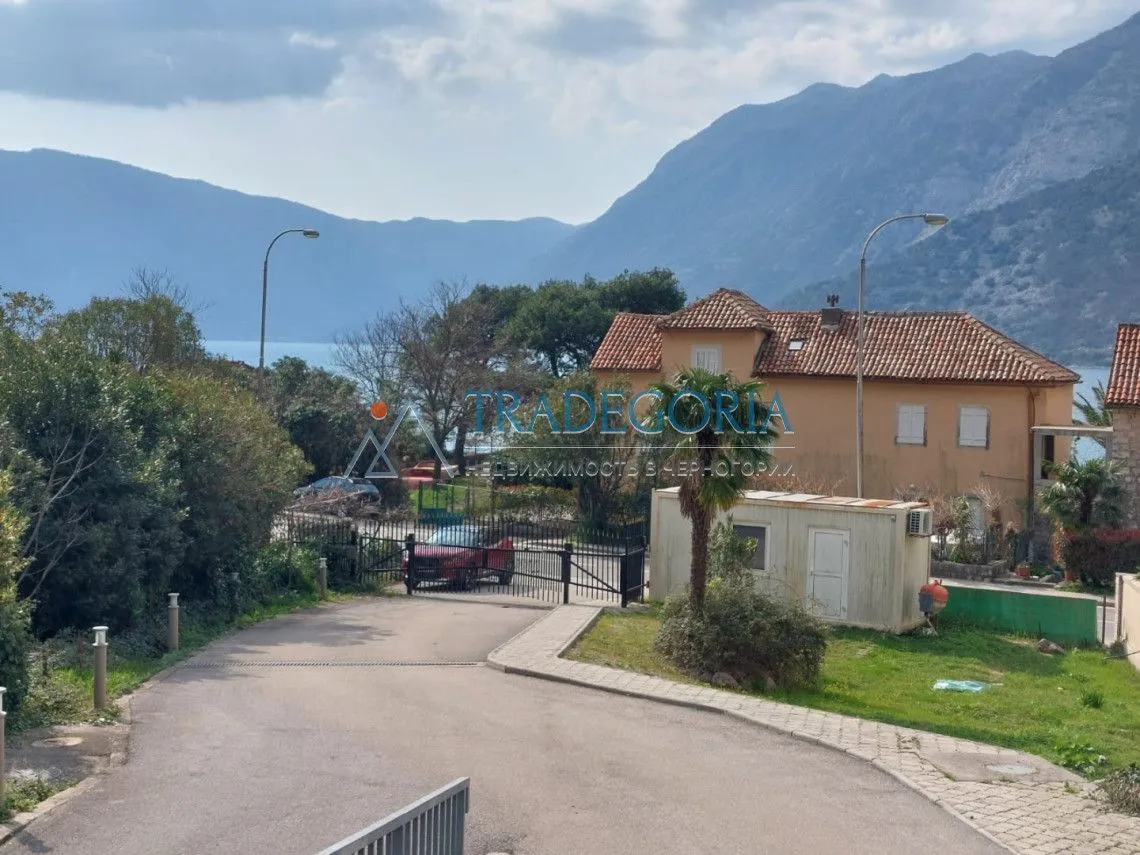 Pogled na dvorište i okolne objekte sa planinama u pozadini.