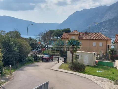 Pogled na dvorište i okolne objekte sa planinama u pozadini. - image 46