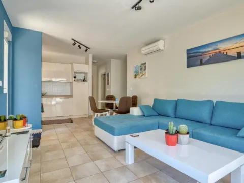 Izdavanje, dvosoban stan, 85m², Muo, Kotor - image 3