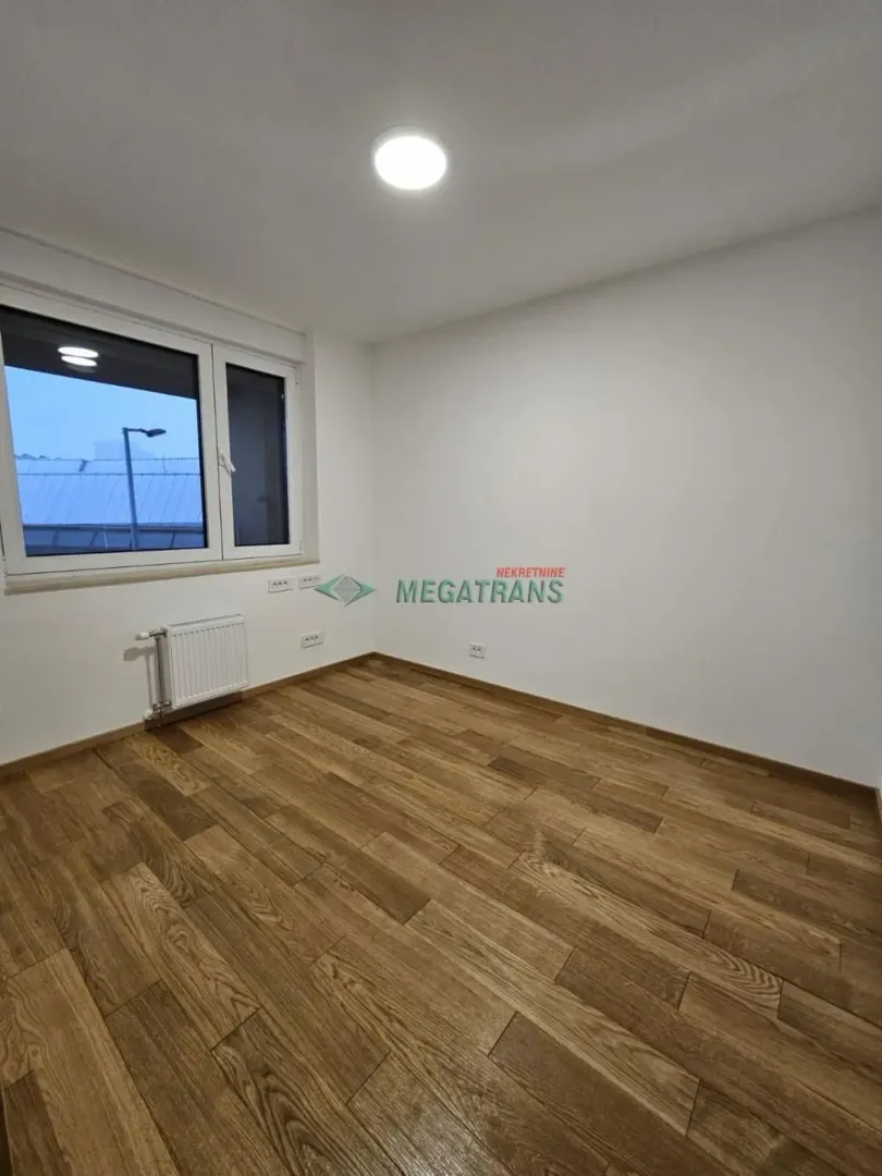 Izdavanje, četvorosoban stan, 124m², Centar, Novi Sad