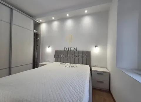 Moderna spavaća soba sa bračnim krevetom, ugradnim plakarom i noćnim stočićima. - image 7
