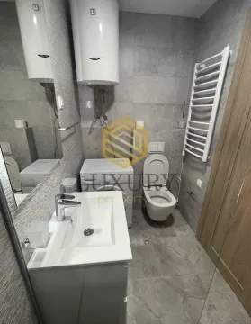 Moderno opremljeno kupatilo sa tuš kabinom i umivaonikom. - image 4