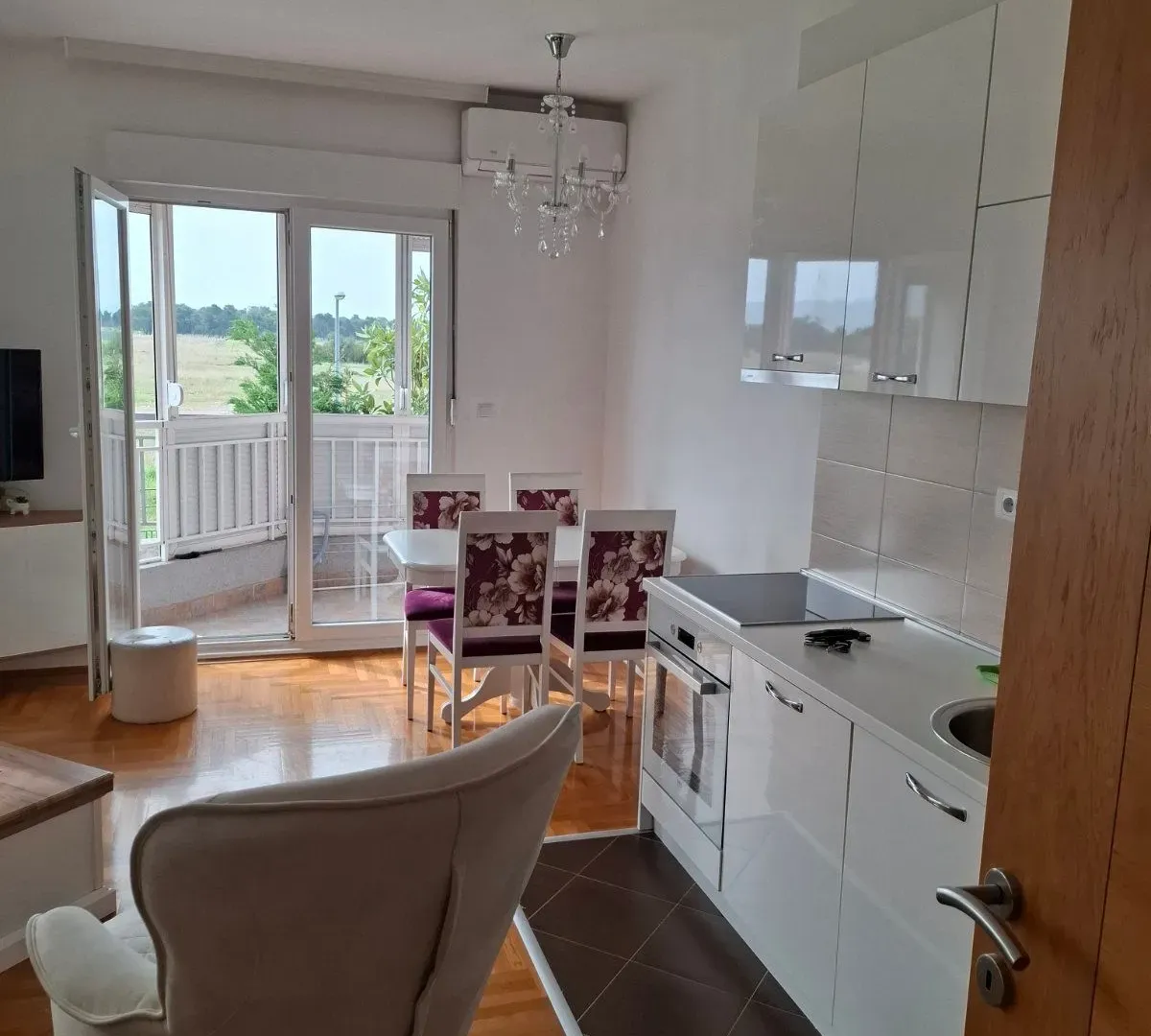 Izdavanje, jednosoban stan, 50m², Stari Aerodrom, Podgorica
