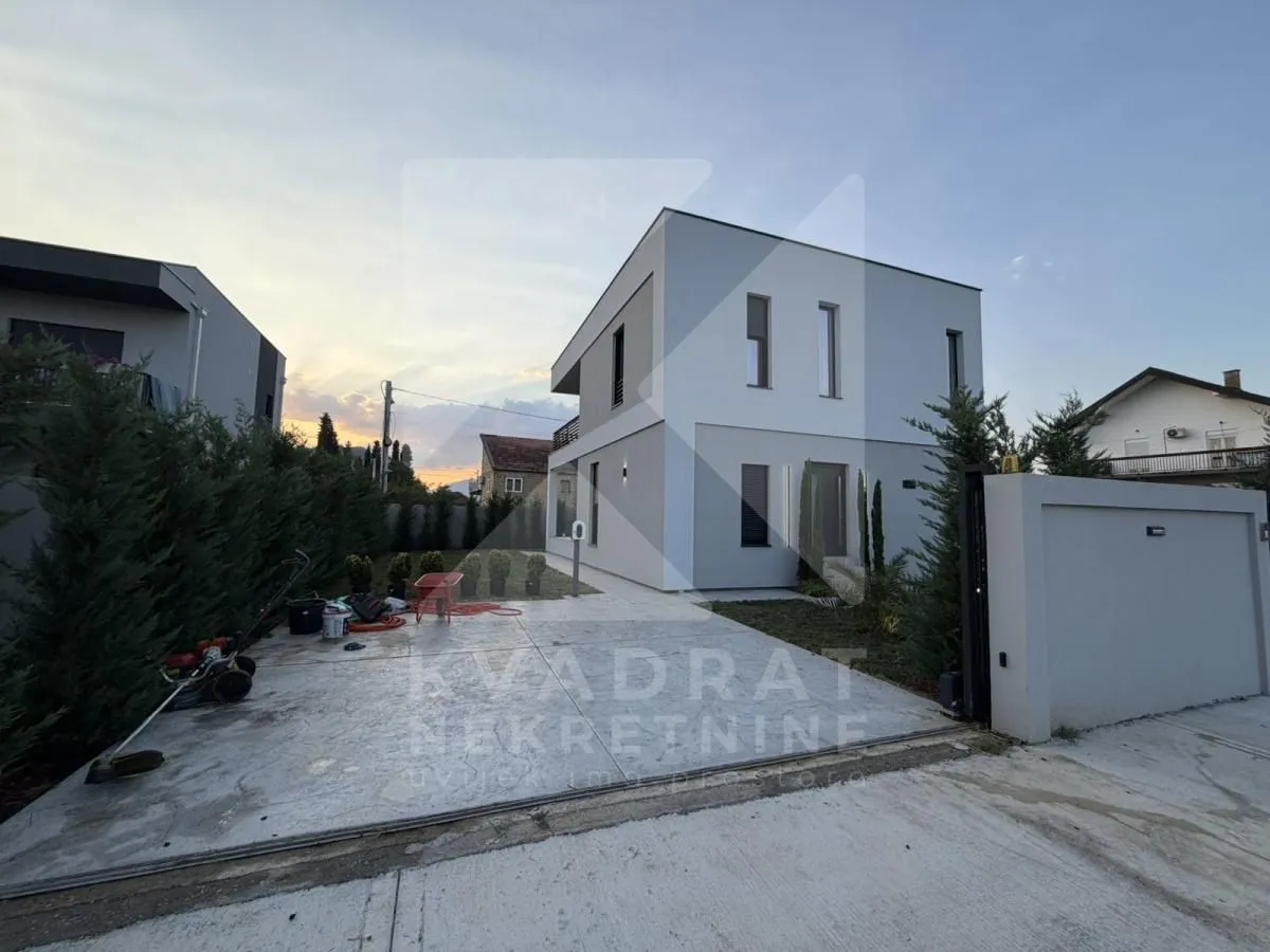Sale, house, 225m², Gornja Gorica, Podgorica