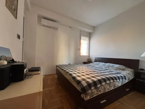 Spavaća soba sa bračnim krevetom, klima uređajem i prozorom. - image 6
