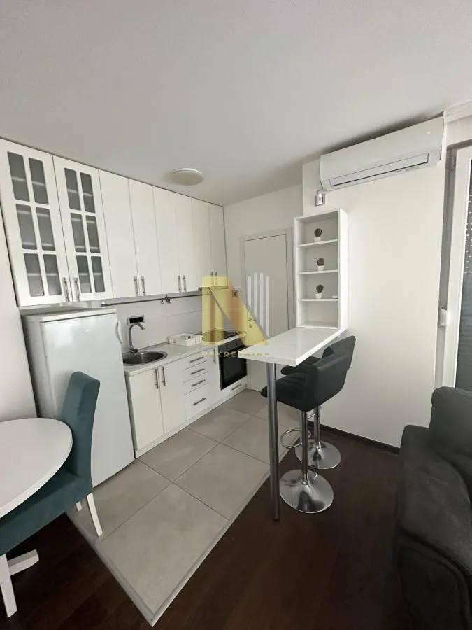 Izdavanje, dvosoban stan, 76m², Adamovićevo Naselje, Novi Sad Sve Podlokacije