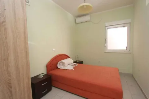 Manja spavaća soba sa bračnim krevetom, noćnim stočićem i prozorom. - image 12