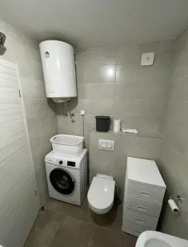 Kupatilo opremljeno sanitarijama, veš mašinom i bojlerom. - image 6