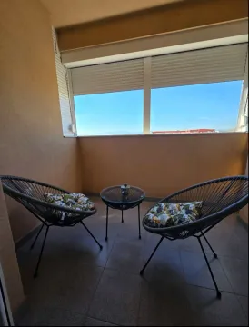 Manji namješteni balkon sa dvije fotelje i stočićem. - image 5