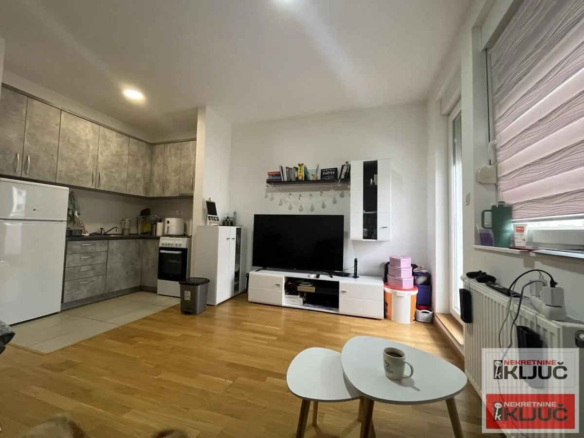 Izdavanje, garsonjera, 26m², Bulevar patrijarha Pavla, Novi Sad Sve Podlokacije