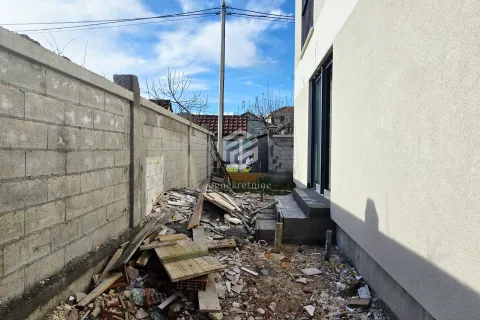 Pogled na dvorište i spoljašnji dio objekta u izgradnji sa građevinskim otpadom. - image 6