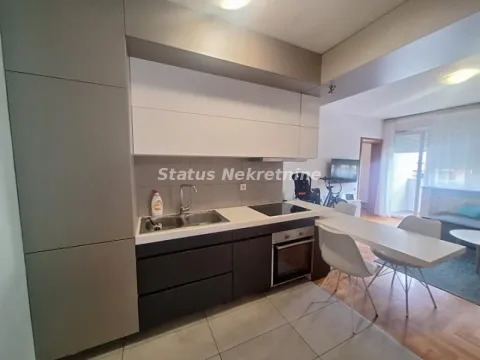 Moderna kuhinja povezana sa trpezarijom i dnevnim boravkom. - image 8