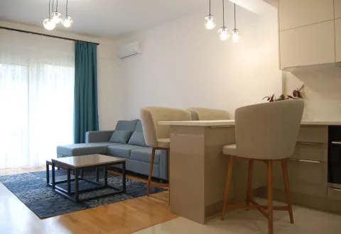 Living room with sofa and dining table connected to the kitchen. - image 8