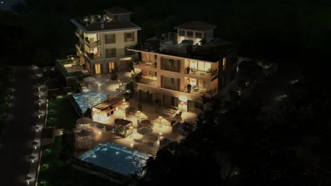 Noćni prikaz moderne vile sa bazenima i uređenim dvorištem. - image 9