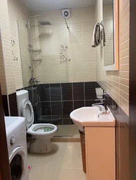 Manje kupatilo sa tuš kabinom, umivaonikom, WC šoljom i veš mašinom. - image 8
