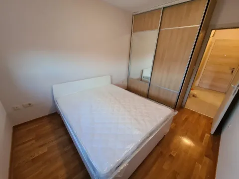 Spavaća soba sa krevetom i ugradnim ormarom. - image 17