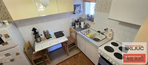 Manja kuhinja sa elementima, šporetom i trpezarijskim stolom sa stolicama. - image 7