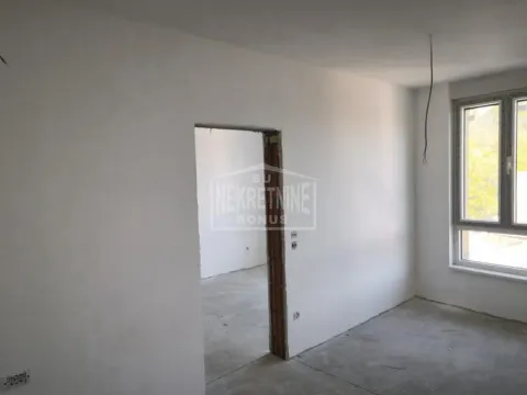 Prazna prostorija u izgradnji sa belim zidovima i prozorom. - image 7
