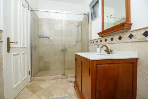 Prodaja, četvorosoban stan, 112m², Risan, Kotor - image 10