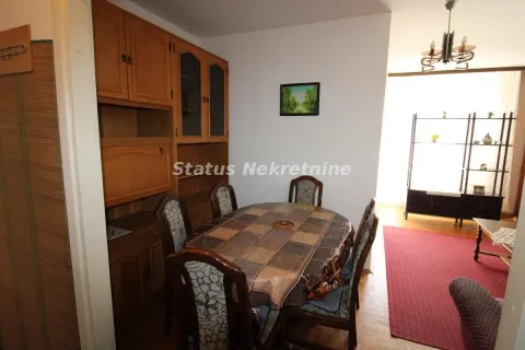 Trpezarija sa drvenim stolom, stolicama i velikim ormanom. - image 3