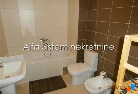 Kupatilo opremljeno kadom, umivaonikom, WC šoljom i bideom. - image 18