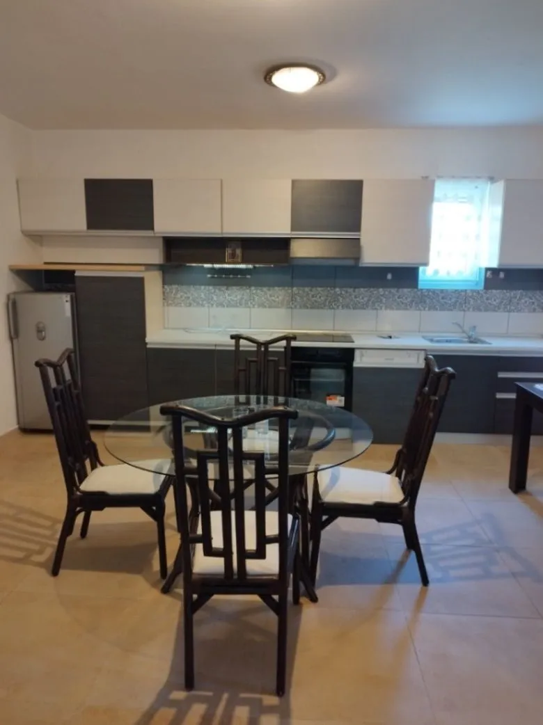 Izdavanje, trosoban stan, 130m², Tološi, Podgorica