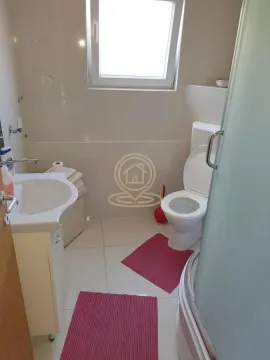 Kupatilo opremljeno umivaonikom, WC šoljom i tuš kabinom. - image 14