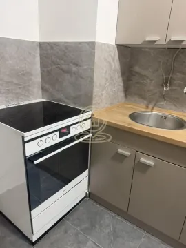 Manja kuhinja sa šporetom, sudoperom i ugradnim elementima. - image 4