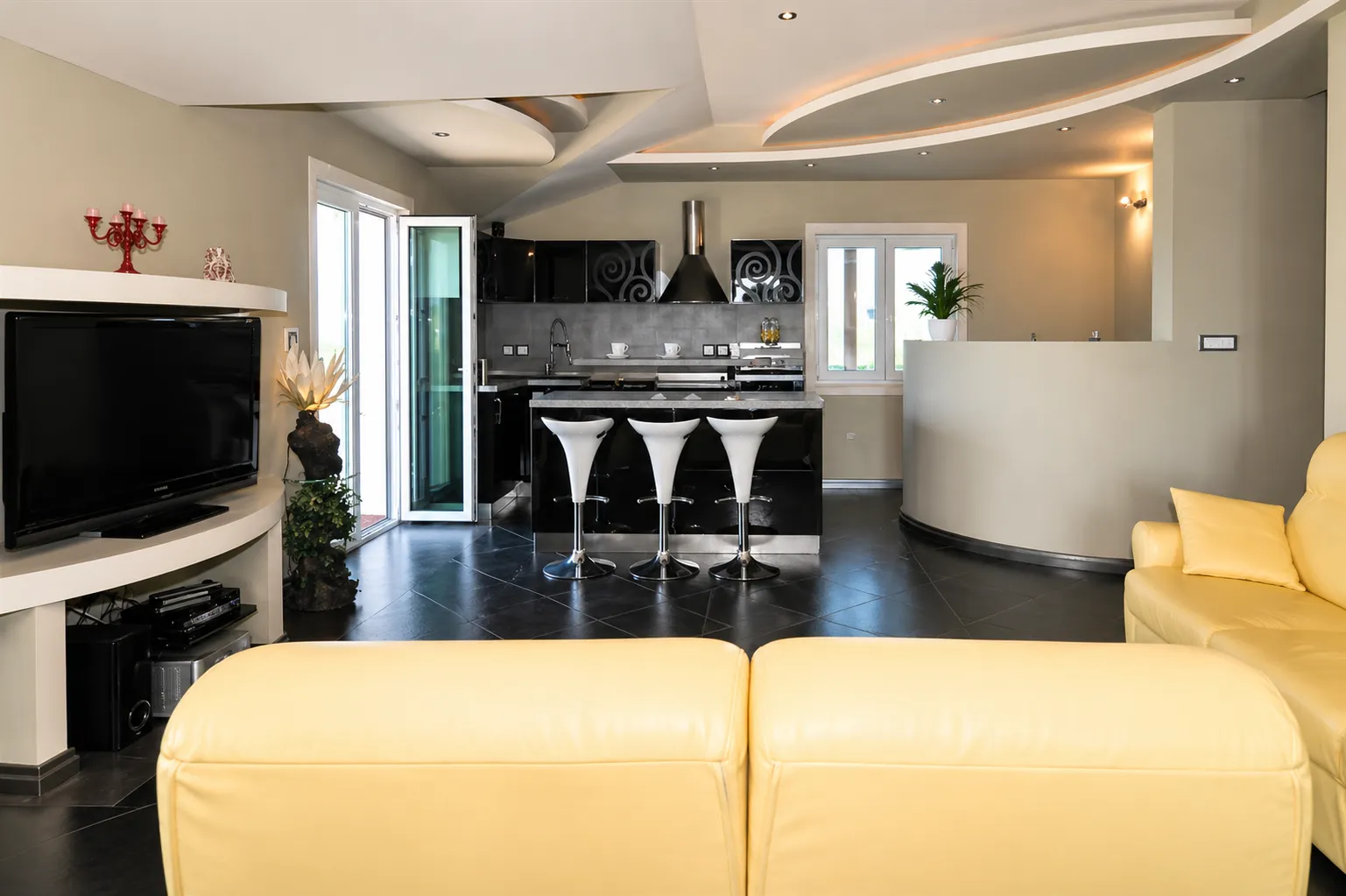 Izdavanje, jednosoban stan, 118m², Centar, Tivat