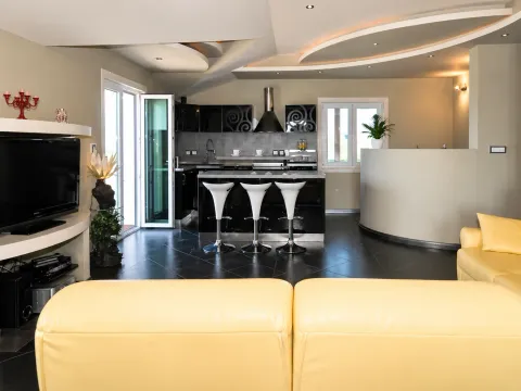 Rent, one bedroom apartment, 118m², Centar, Tivat - image 3