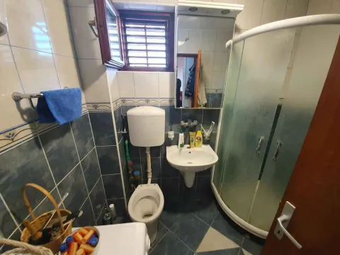Manje kupatilo sa tuš kabinom, umivaonikom i WC šoljom. - image 10