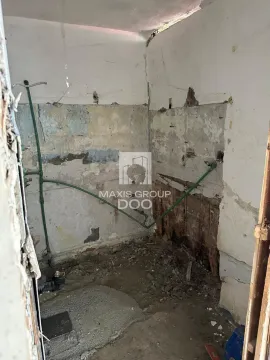 Pogled na prostoriju u fazi renoviranja sa vidljivim instalacijama. - image 7