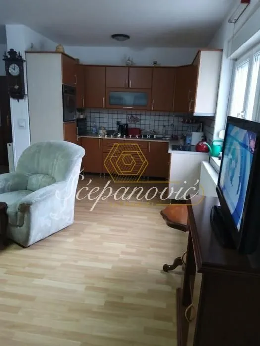 Prodaja, kuća, 360m², Veternik, Novi Sad Sve Podlokacije